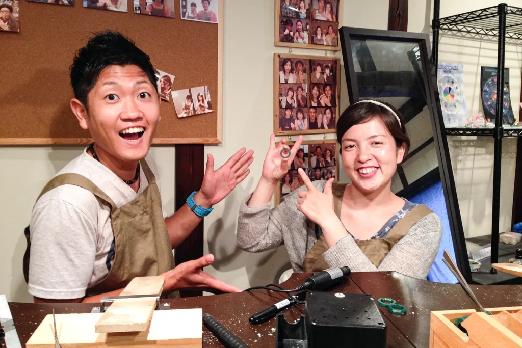 ふたりで手作り結婚指輪を制作しているアトリエ100&1の工房風景