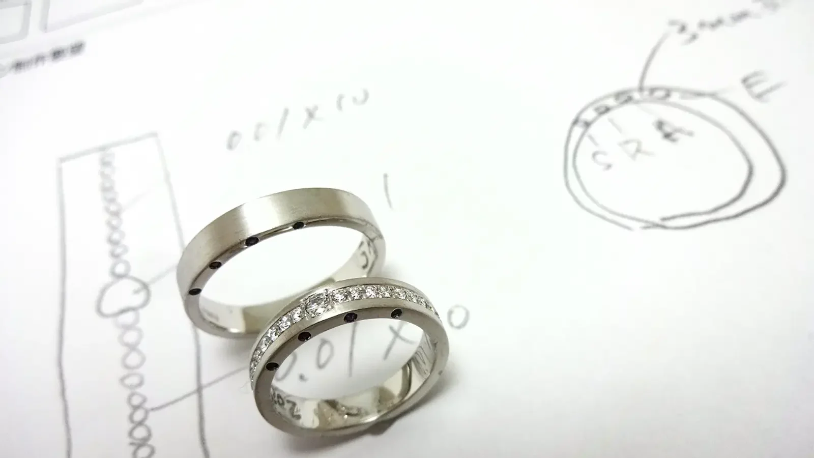 手作り結婚指輪とデザインメモを並べたアトリエ100&1のイメージ写真