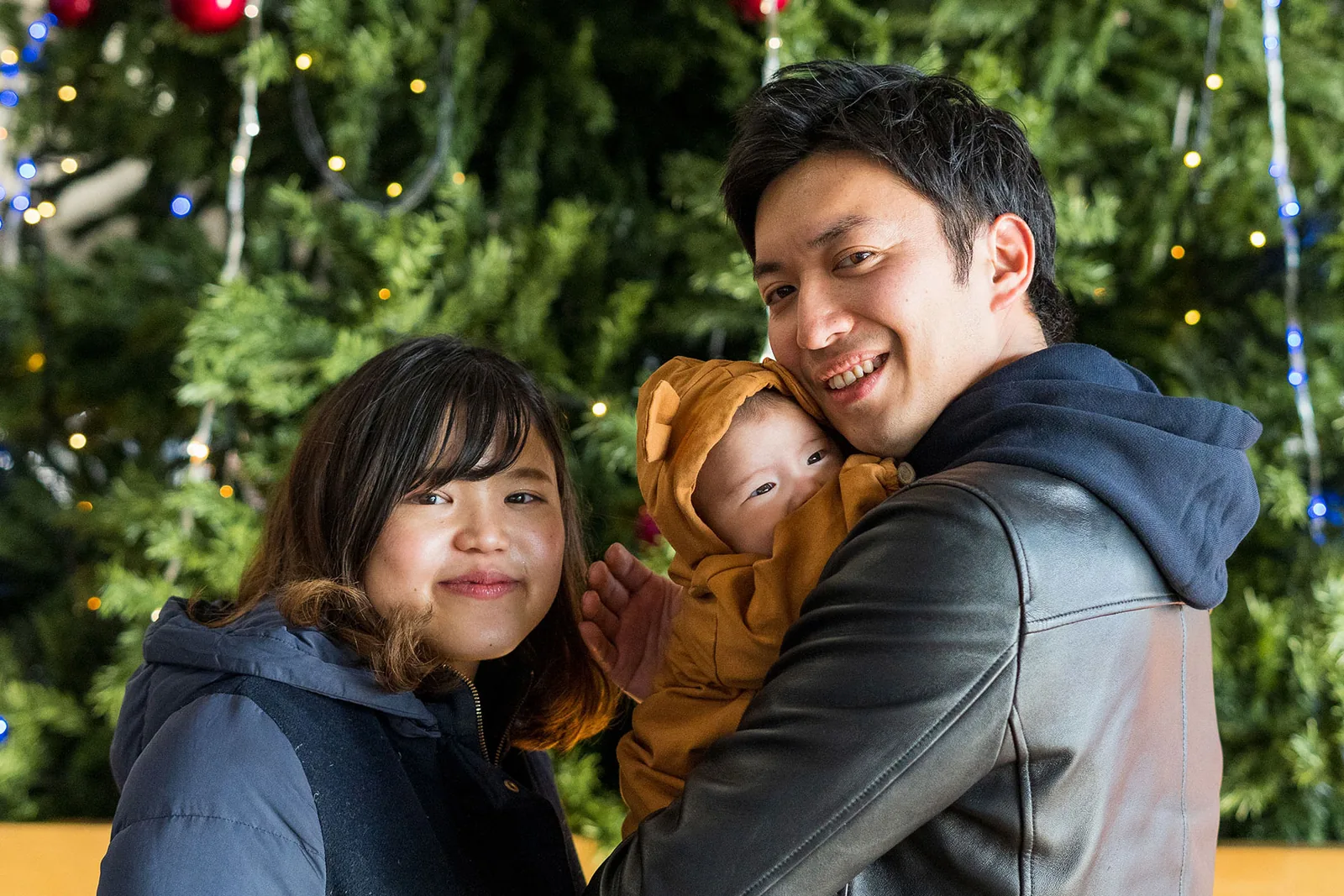 赤ちゃんと一緒に来店したご家族と手作り結婚指輪