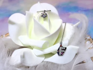 白バラとダイヤモンドペンダント。婚約記念の手作りジュエリー