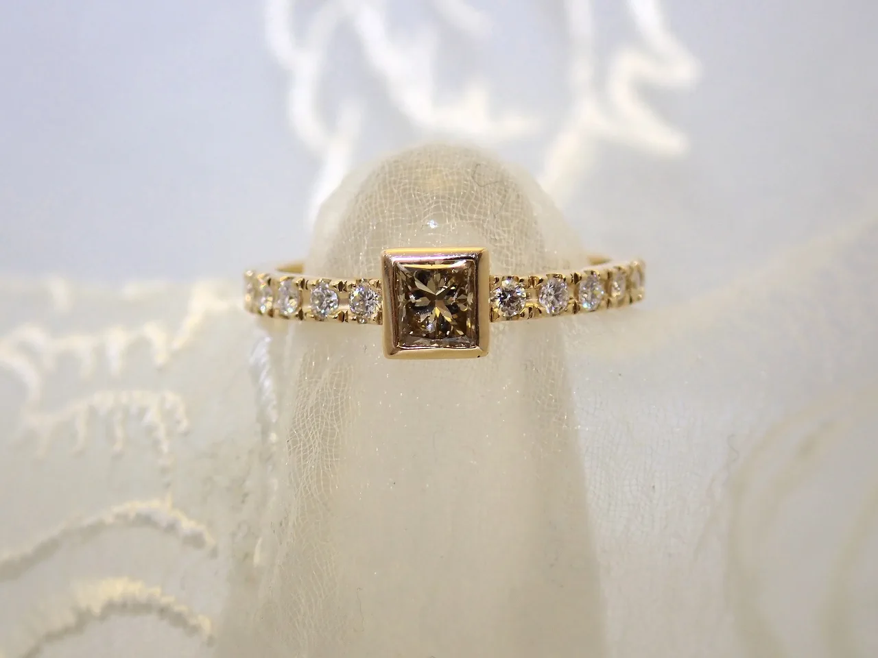 ピンクゴールドにプリンセスカットダイヤを留めた手作り婚約指輪