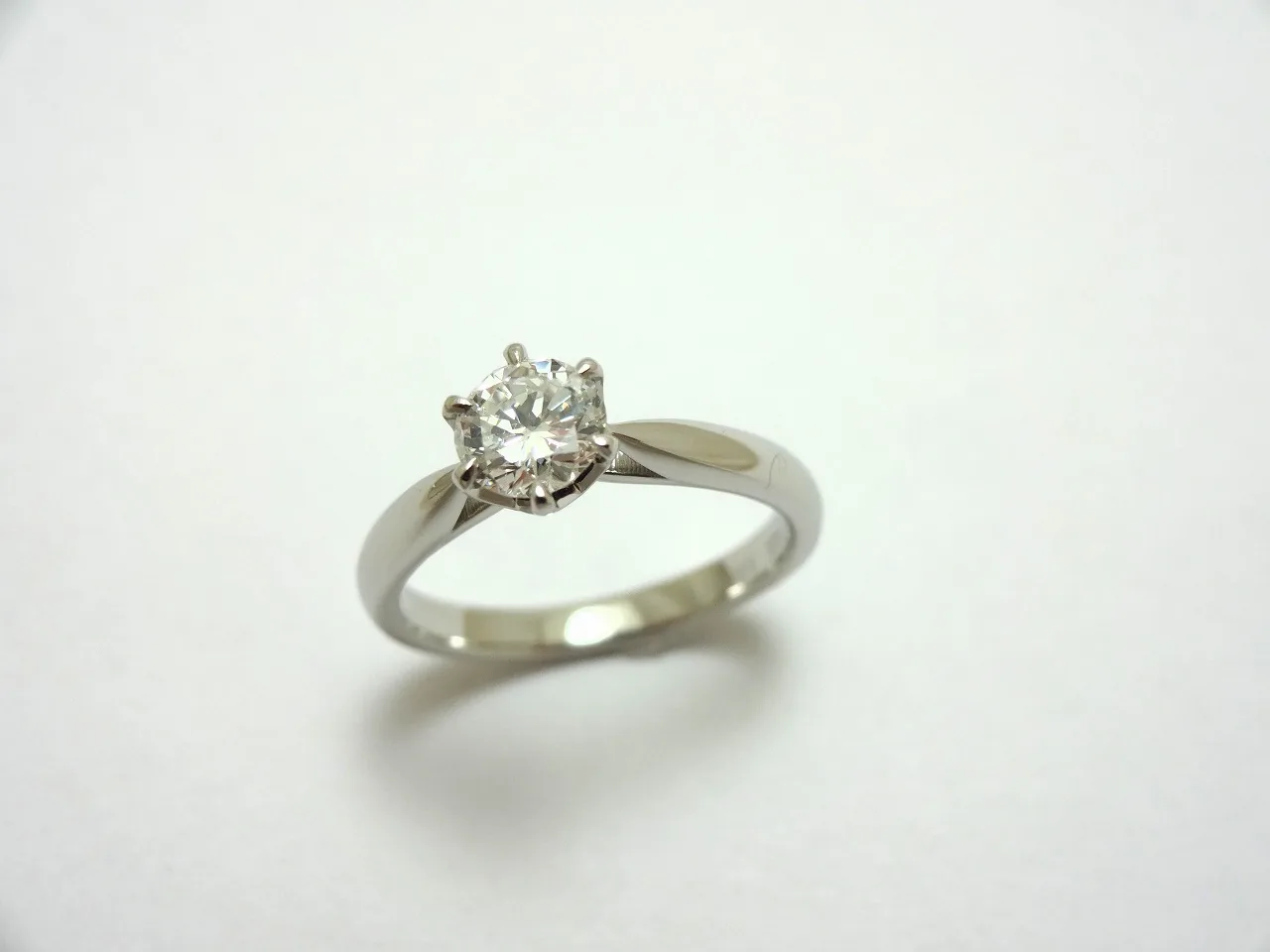 プラチナソリティアの手作り婚約指輪。6本爪にダイヤモンド