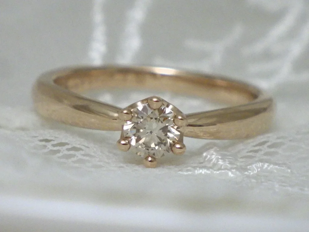 レースの上のイエローゴールドソリティア手作り婚約指輪