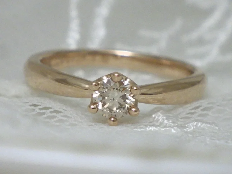 レースの上のイエローゴールドソリティア手作り婚約指輪