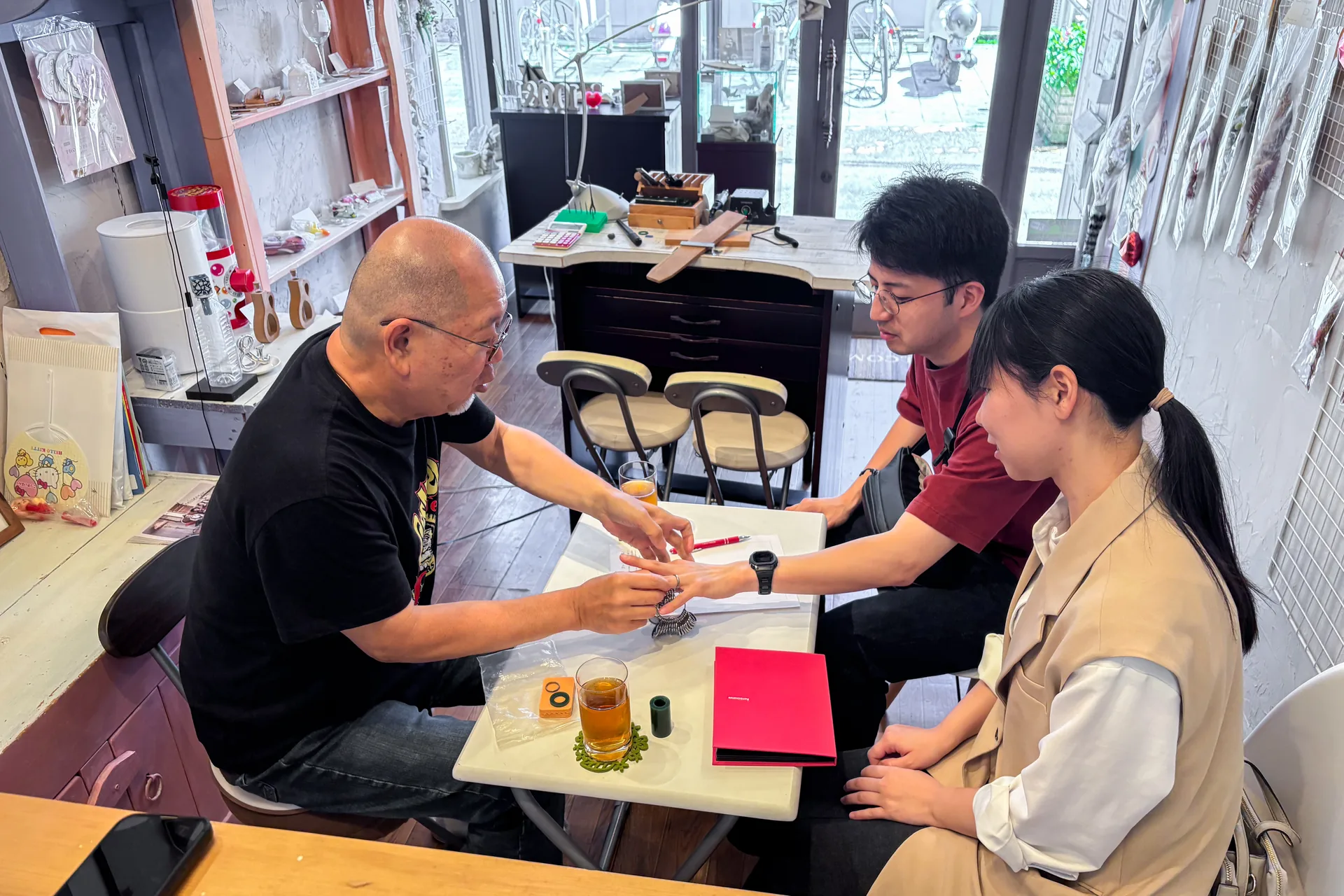 店主がカップルの要望をヒアリングする手作り指輪の打ち合わせ