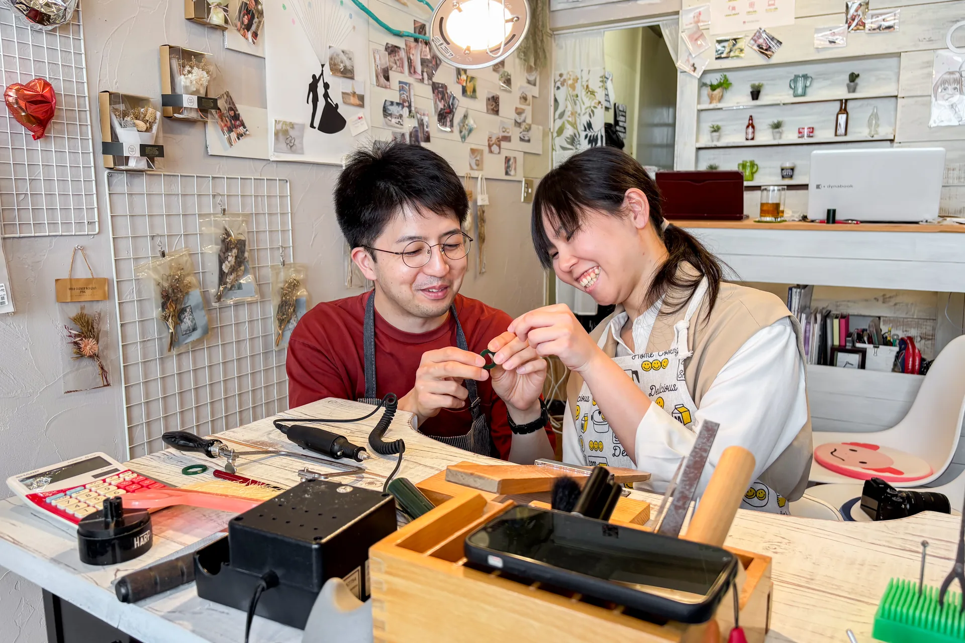 完成間近の原型を見て笑顔になるカップル