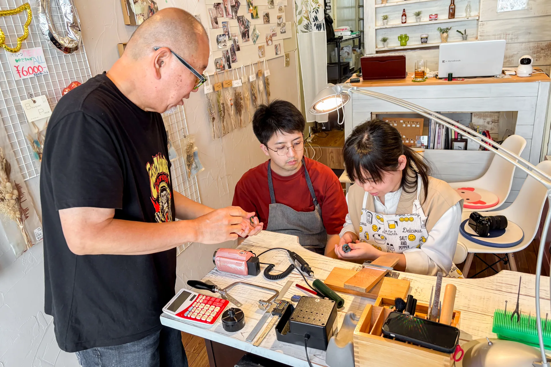 職人の指導のもとワックス原型を仕上げる二人