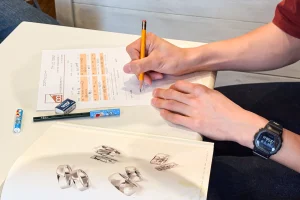 手作り結婚指輪のデザイン制作要望シートに記入する様子