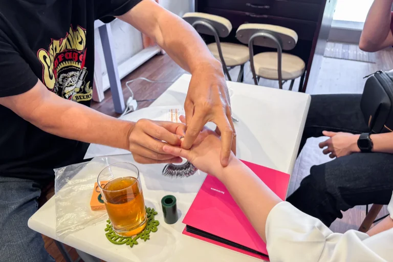 リングゲージで指のサイズを測る採寸の様子