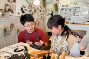 集中してワックス原型を削り進める手作り指輪の制作風景