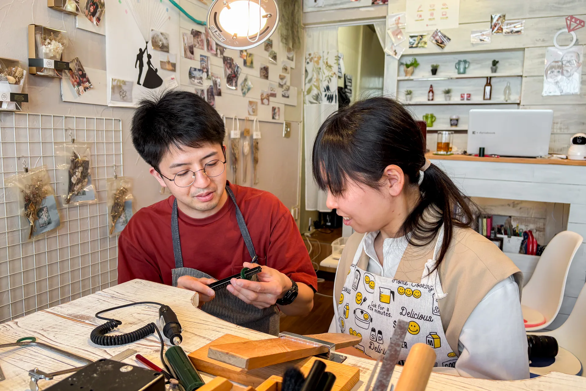 集中してワックス原型を削り進める手作り指輪の制作風景