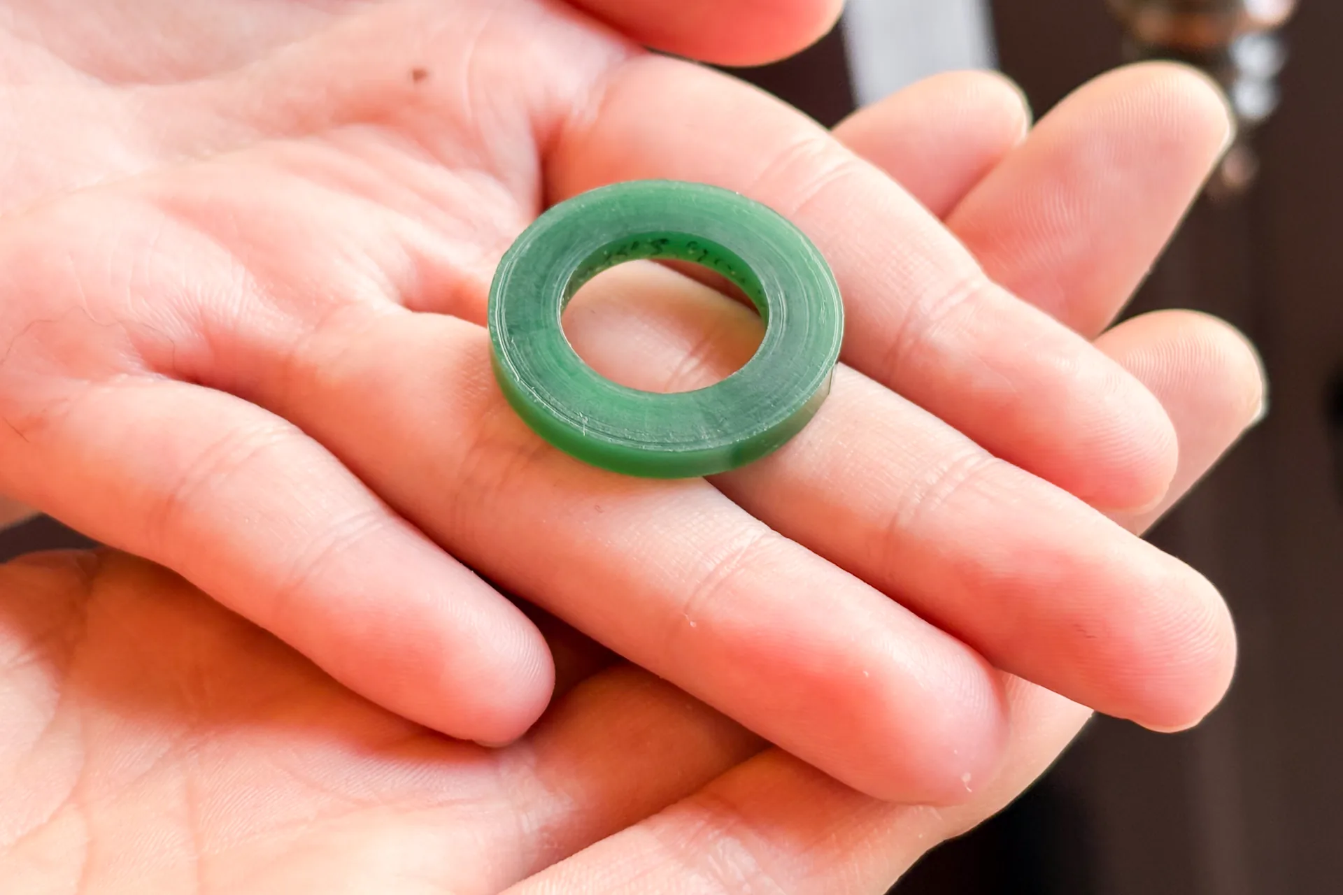 手のひらに乗せた結婚指輪のワックス原型