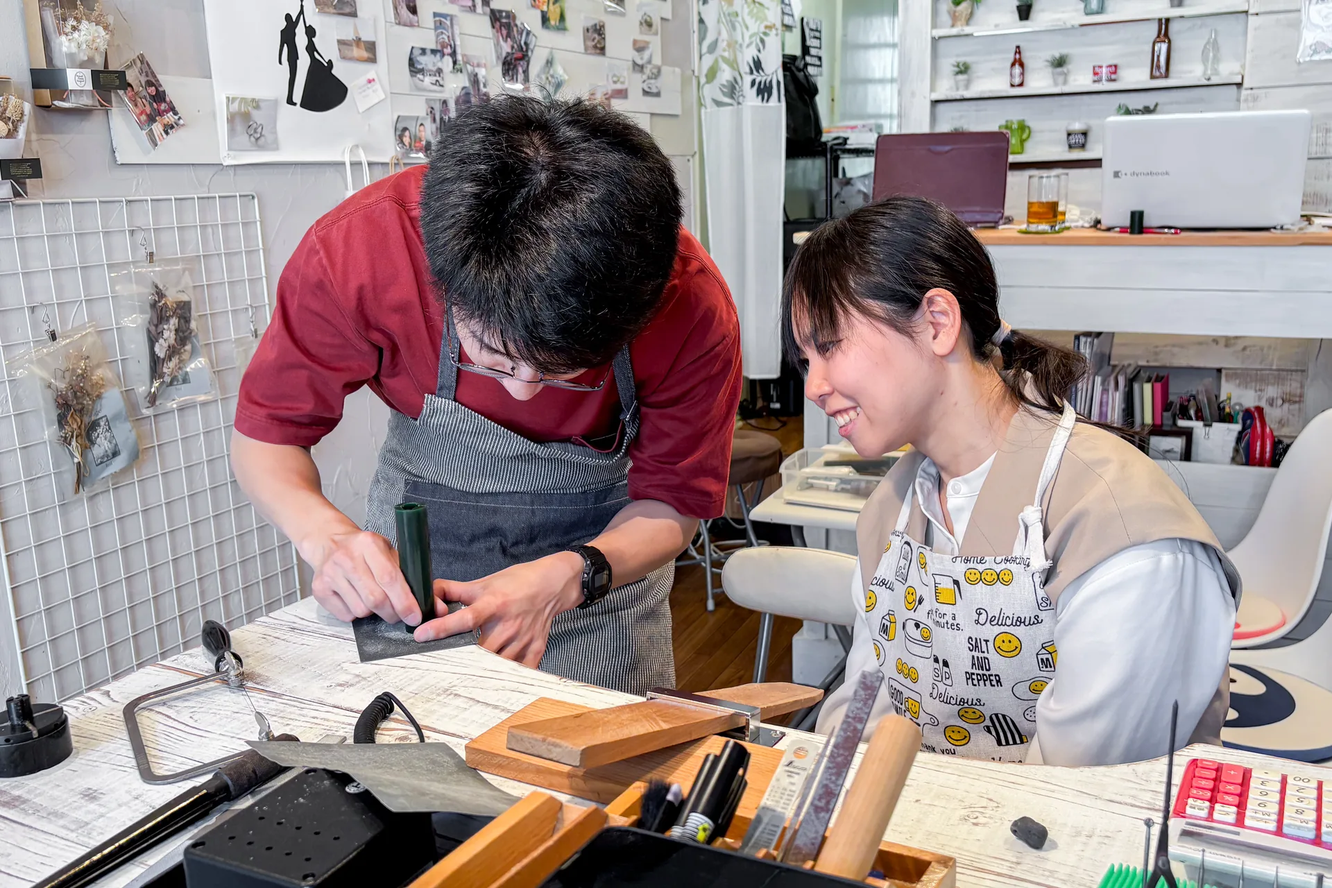 スタッフのサポートを受けながらワックス原型を作るカップル