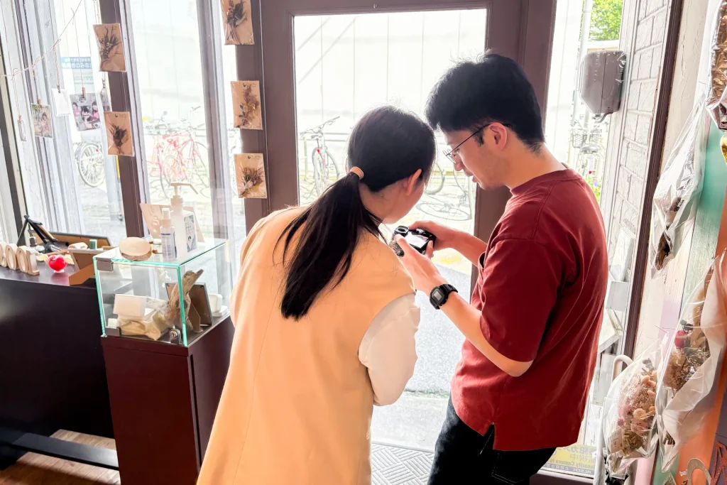 ショーケースのサンプルリングを見るカップル