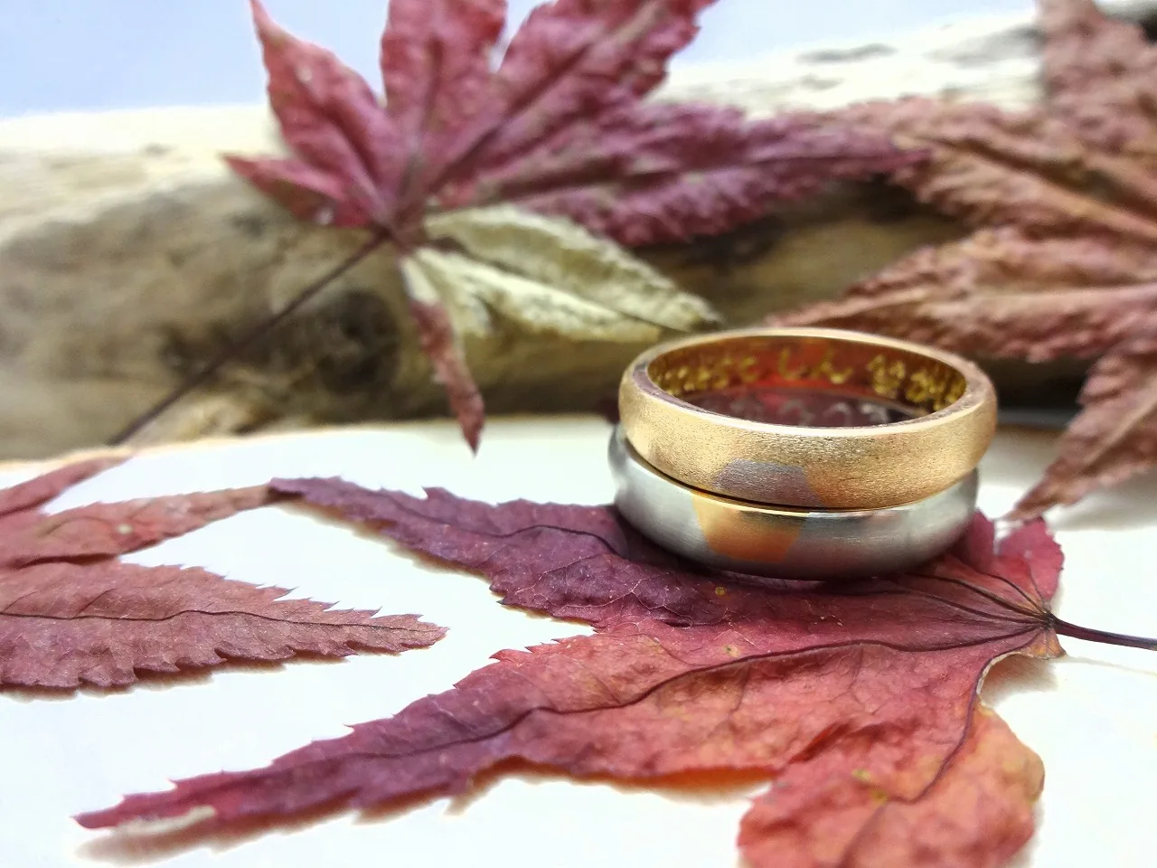 紅葉と撮影したコンビカラーの手作り結婚指輪