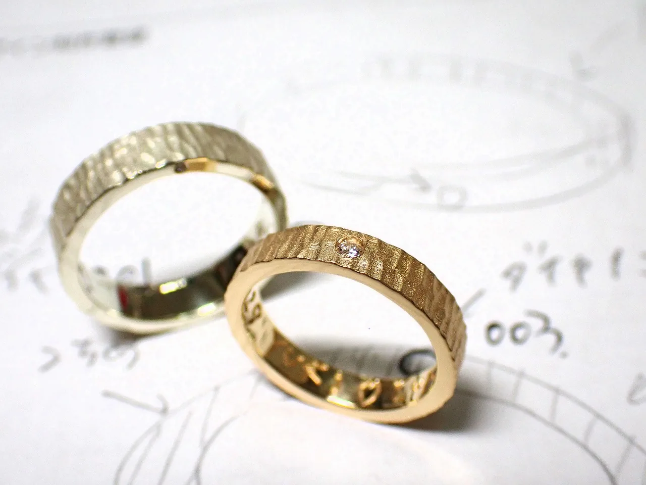 樹皮のような縦槌目のイエローゴールド手作り結婚指輪