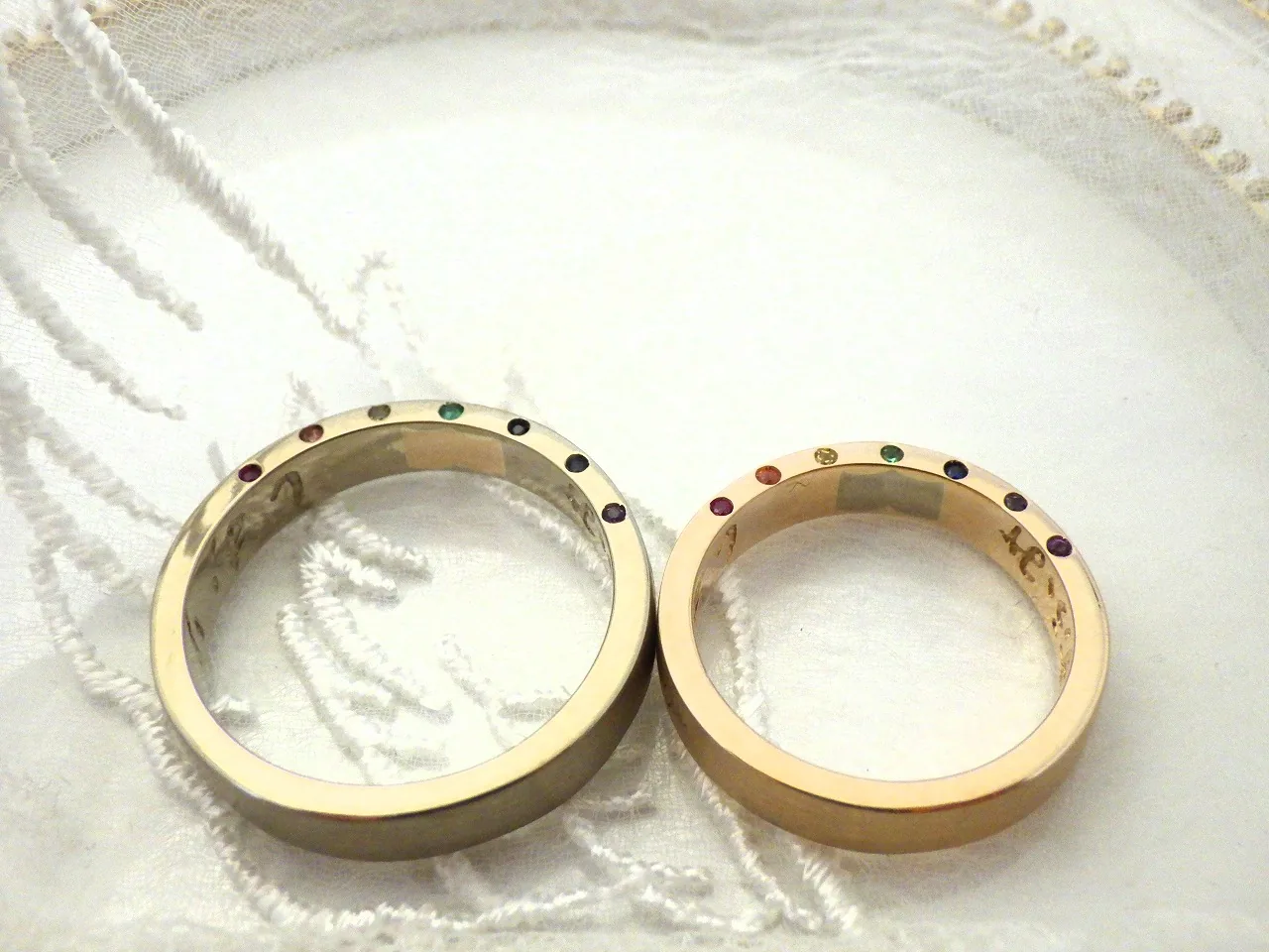 マルチカラーの誕生石を留めた手作り結婚指輪ペア