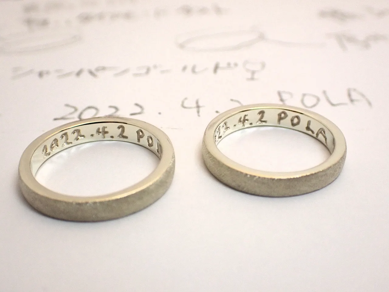 内側に記念日を刻印したシャンパンゴールドの手作り結婚指輪