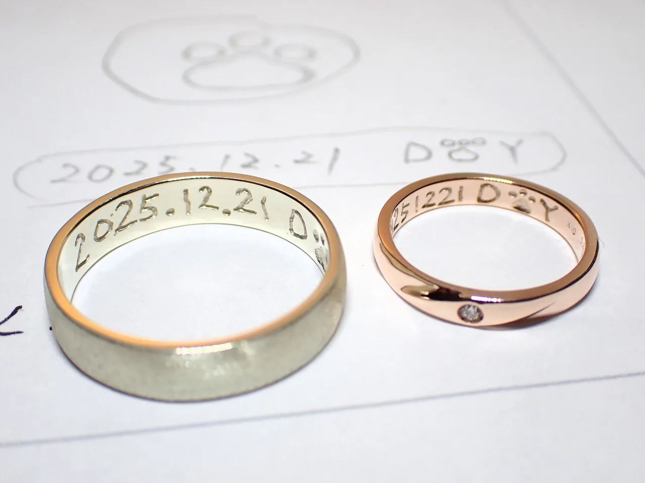 結婚記念日を内側に刻印したゴールドの手作り結婚指輪ペア