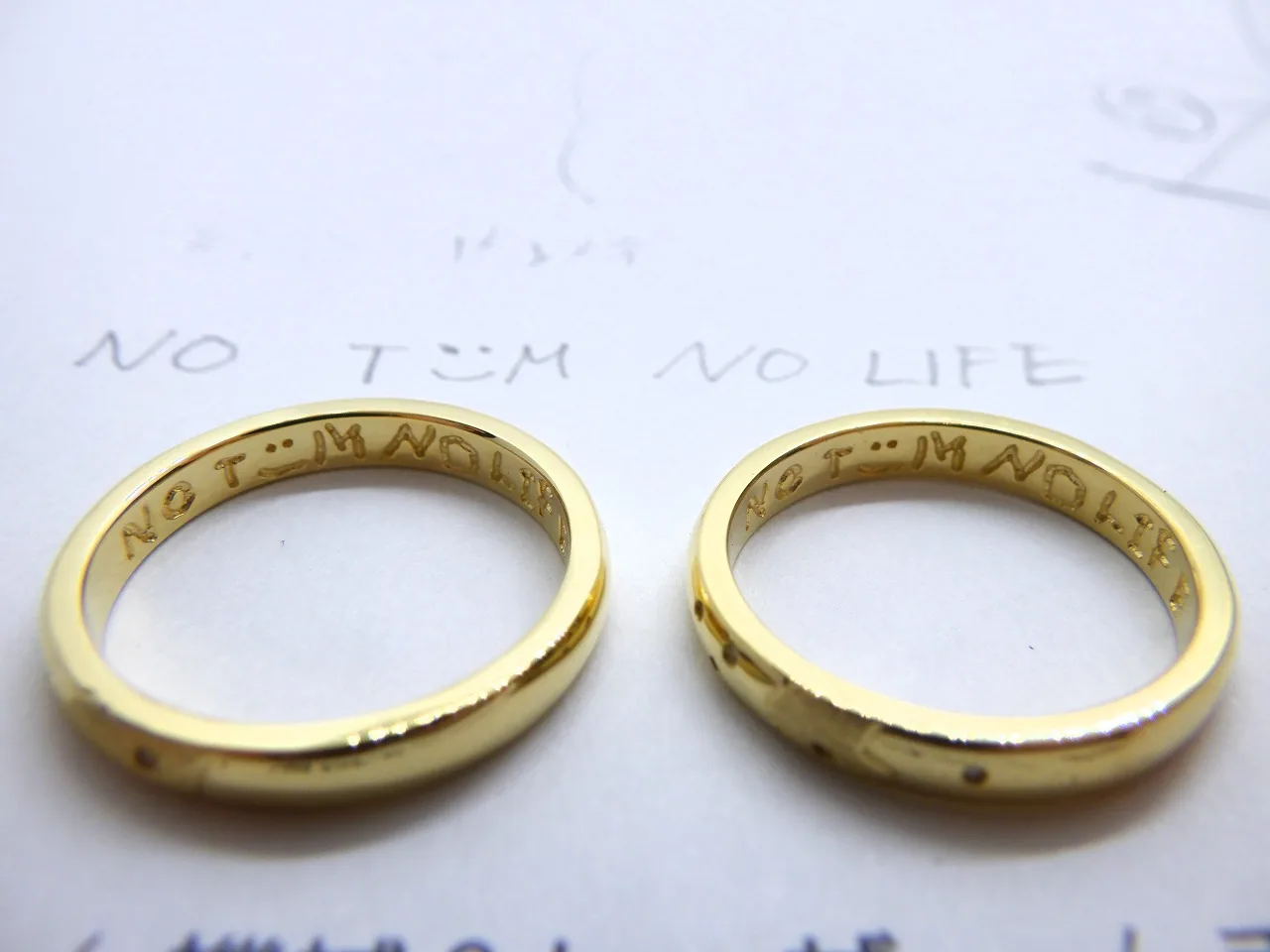 ゴールドの結婚指輪に入れたメッセージ刻印