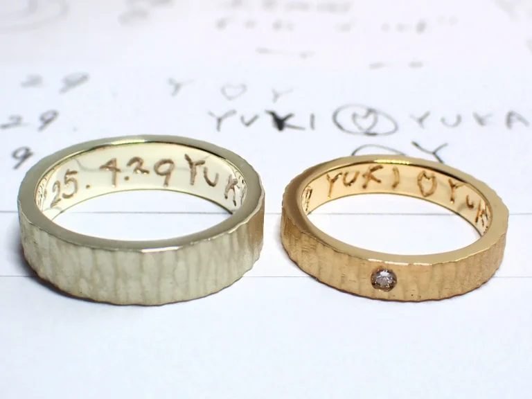 内側に名前を手彫り刻印した槌目の手作り結婚指輪