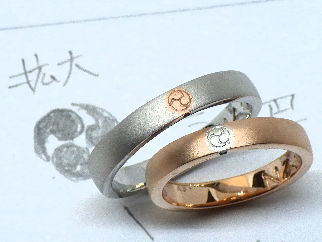 家紋(三つ巴)をワンポイントにした手作り結婚指輪とデザイン画