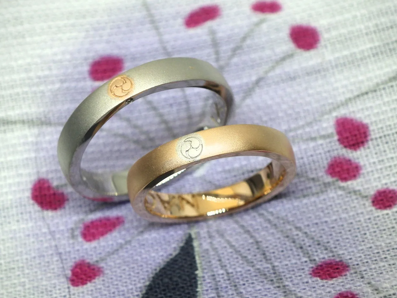 互いの地金色を家紋で交換したプラチナとピンクゴールドの手作り結婚指輪