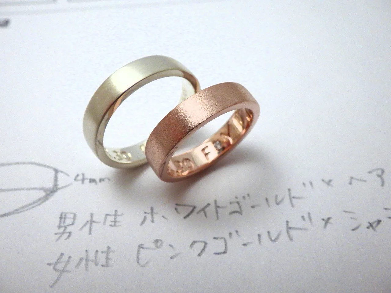 マット質感のホワイトゴールドとピンクゴールドの手作り結婚指輪ペア