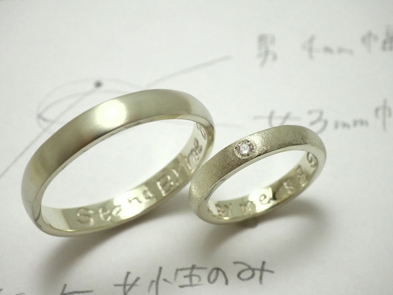 英字メッセージを刻んだホワイトゴールドの手作り結婚指輪