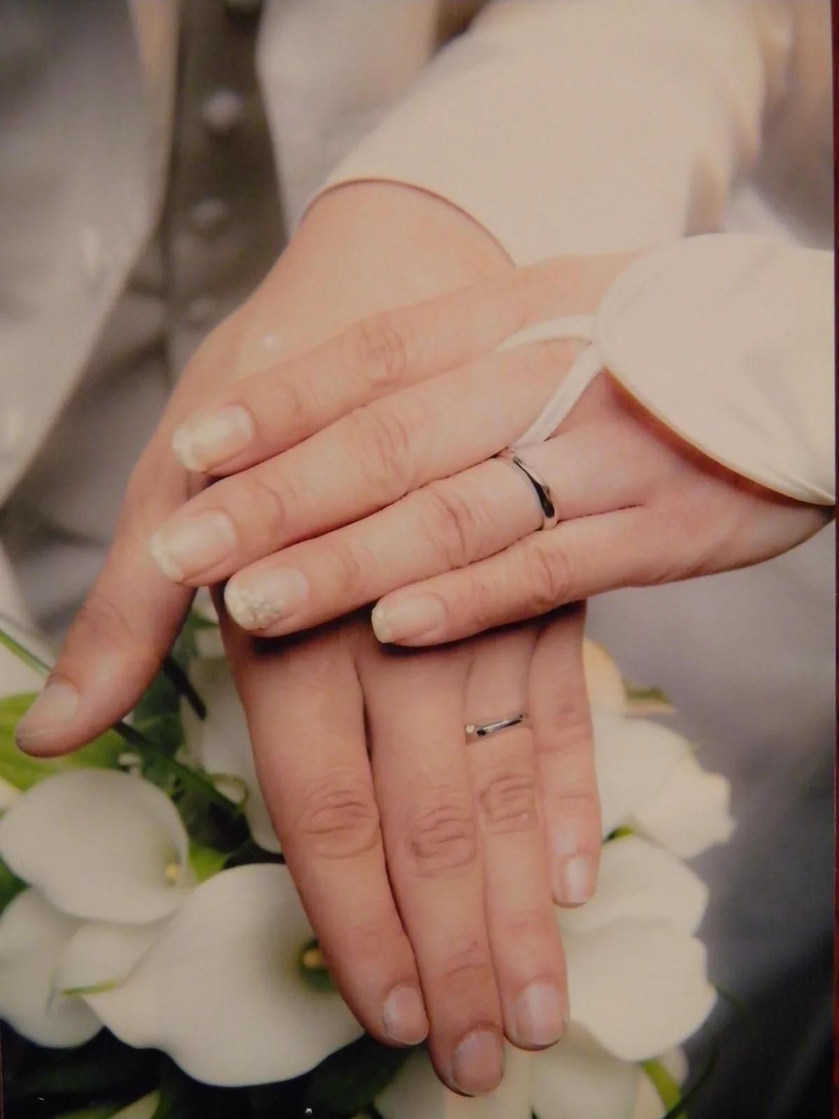 手作りしたペアの結婚指輪をつけたふたりの手元