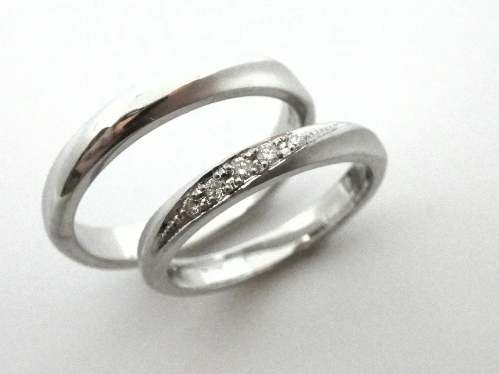 プラチナにダイヤモンドをグラデーション留めした手作り結婚指輪