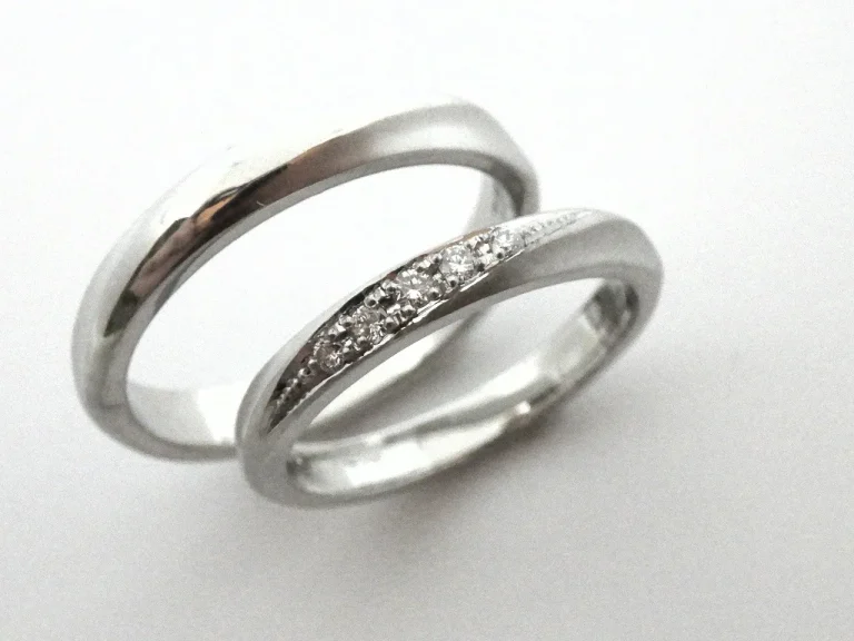 プラチナにダイヤモンドをグラデーション留めした手作り結婚指輪