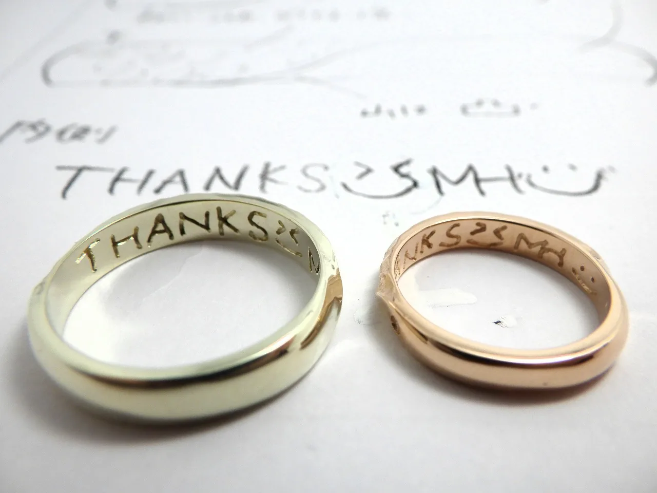 THANKSのメッセージを刻んだゴールドコンビの手作り結婚指輪