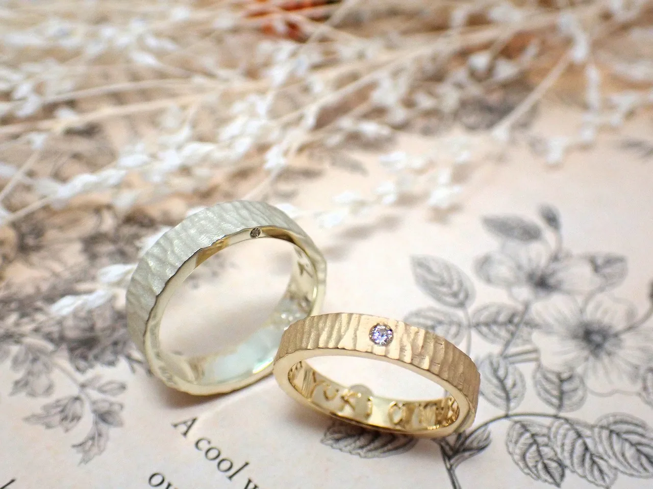 槌目にダイヤモンドを留めたゴールドの手作り結婚指輪ペア