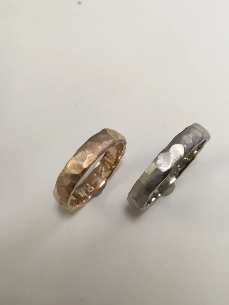 槌目模様のピンクゴールドとホワイトゴールドの手作り結婚指輪ペア
