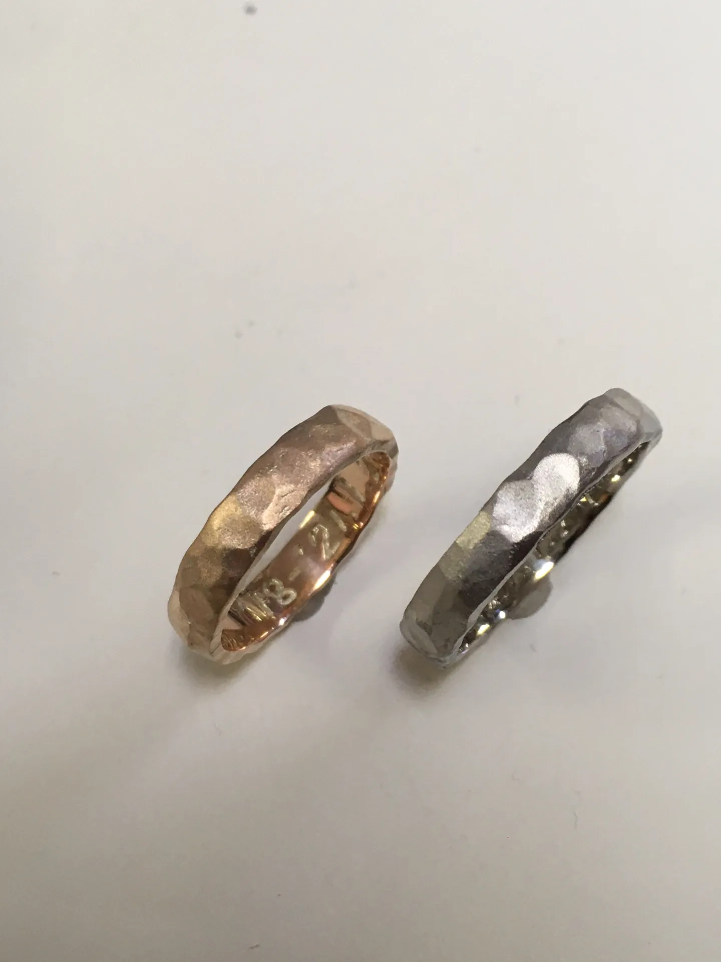 槌目模様のピンクゴールドとホワイトゴールドの手作り結婚指輪ペア