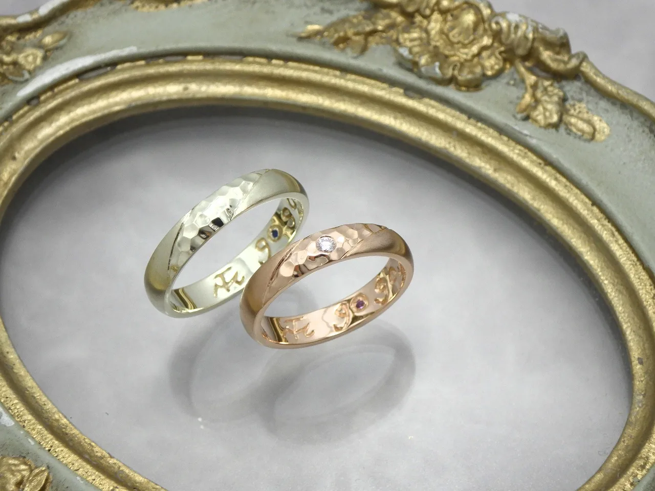 アンティーク額縁と撮影した槌目ピンクゴールドの手作り結婚指輪