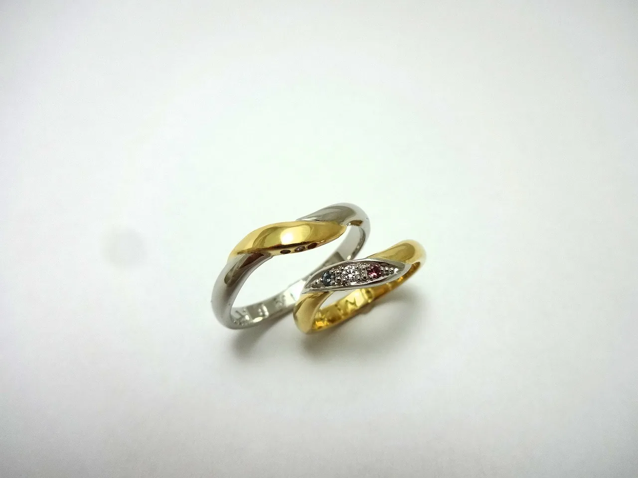 ひねりデザインのコンビカラー手作り結婚指輪