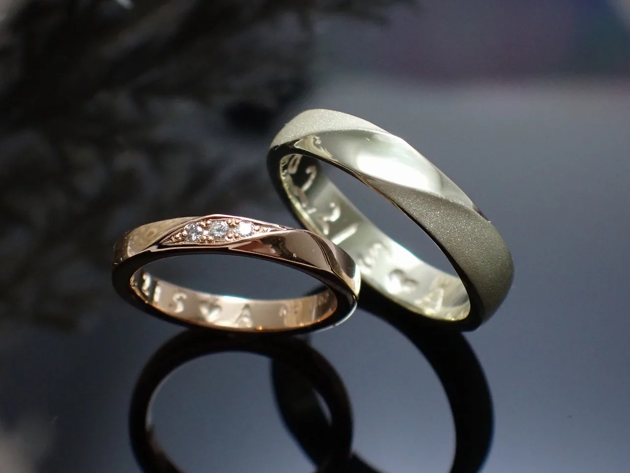 ツイストデザインの手作り結婚指輪ペア。ダイヤモンド入り