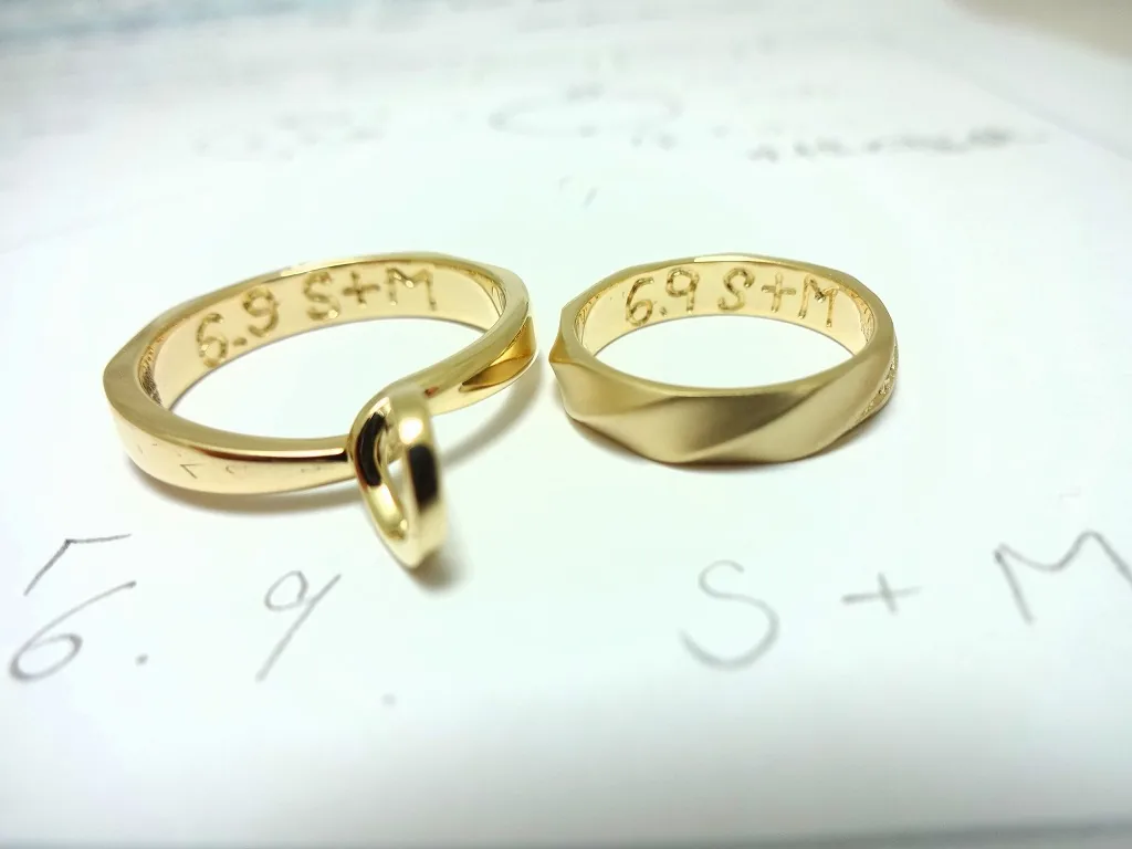 ひねりを効かせたイエローゴールドの手作り結婚指輪。内側にイニシャル刻印