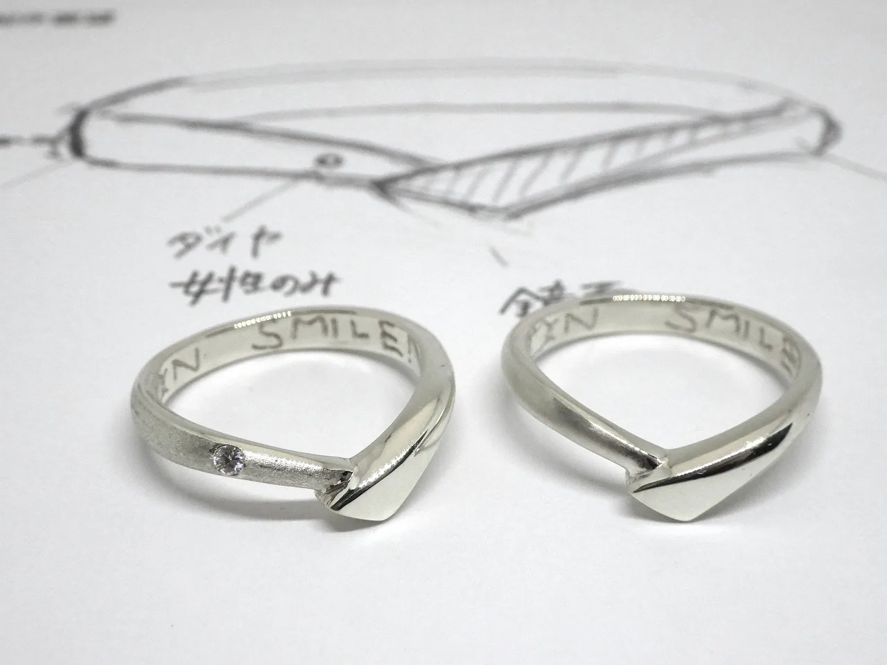 V字ラインにダイヤを添えた手作り結婚指輪。SMILEの刻印入り
