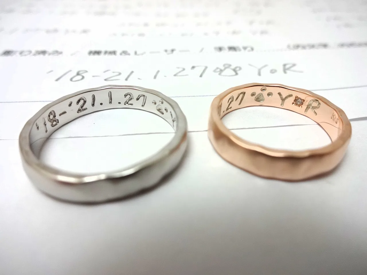 ホワイトゴールドとピンクゴールドの手作り結婚指輪。内側に記念日刻印