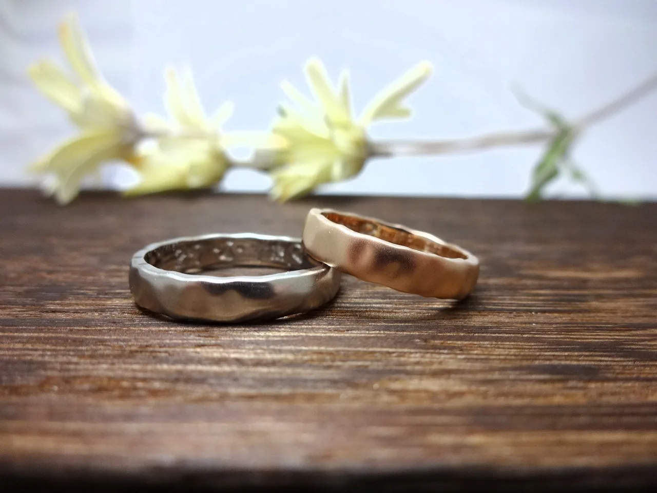 木肌のような槌目テクスチャーの手作り結婚指輪ペア